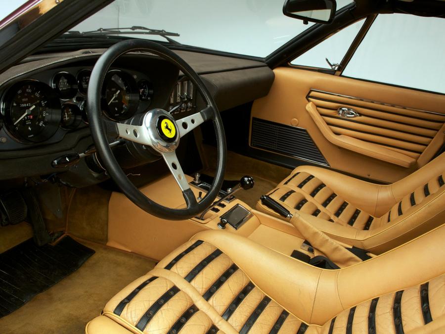 Интерьер Ferrari 365 GTB/4 Daytona 1971 года  (NA) (фото 34 из 58)
